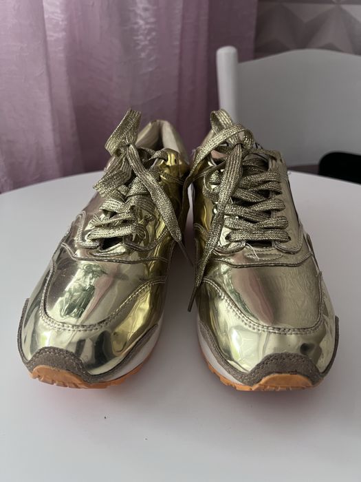 Кросівки жіночи золоті