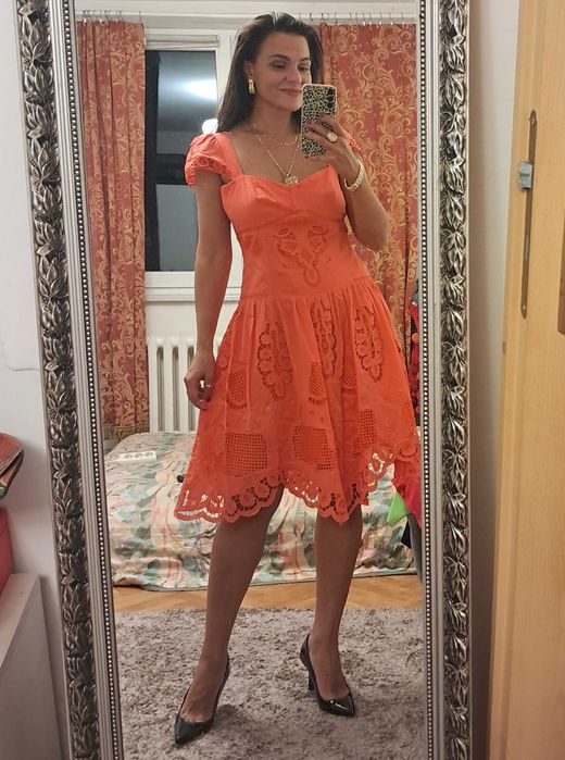 Koralowa haftowana sukienka Karen Millen rozm. L