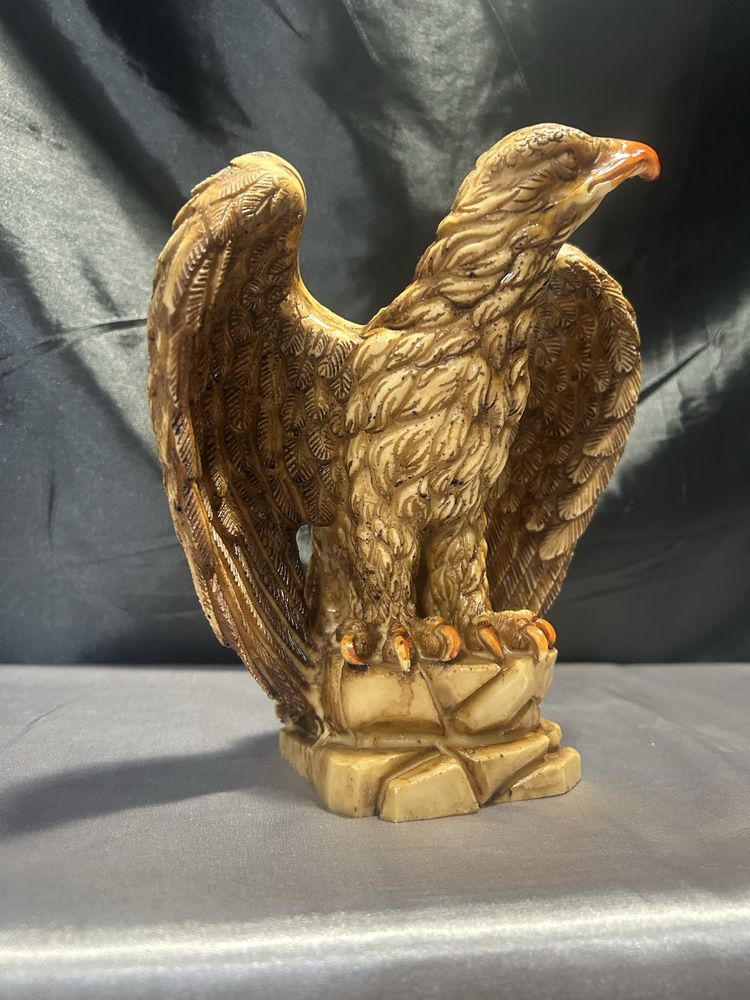 Figurka orła – masywna rzeźba – Symbol siły i wolności