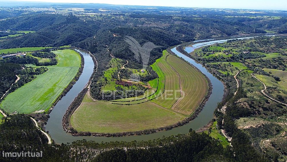 Herdade confinante com Rio Mira, em Odemira
