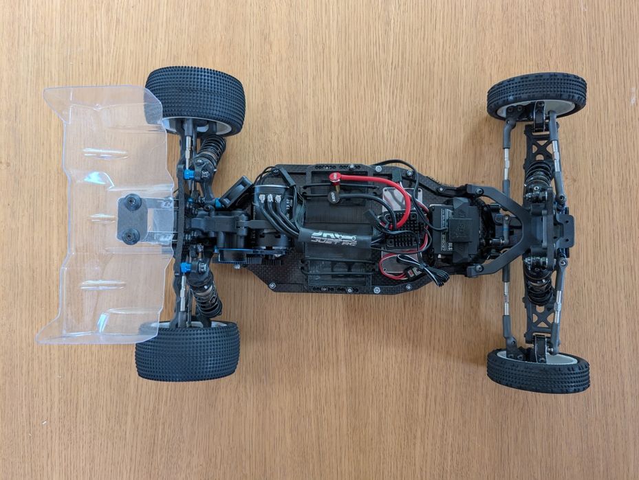Model zawodniczy buggy 1/10 team asso associated dużo modyfikacji