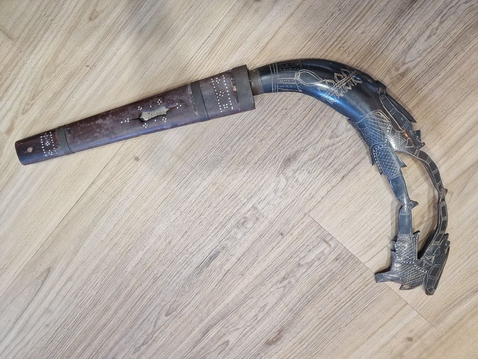 Faca artesanal decorativa com bainha em madeira