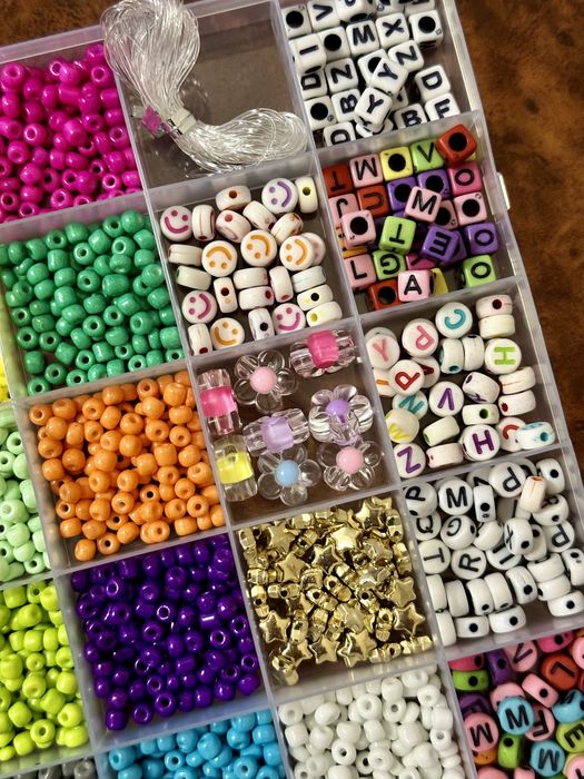 Набір бісеру та намистин для виготовлення браслетів та прикрас