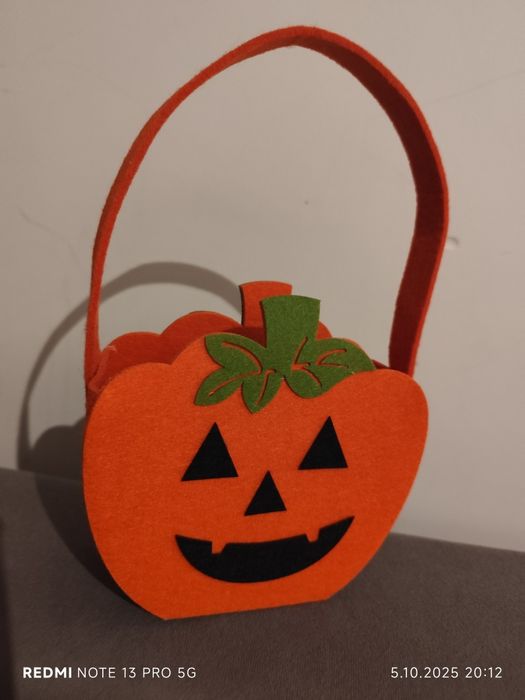 Torba na cukierki Halloween w kształcie dyni.