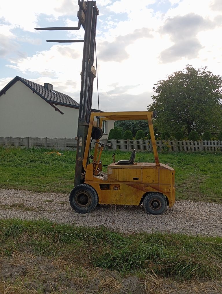Wózek widłowy na pompowanych kołach