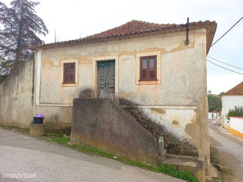 Moradia T5 para remodelar em Advagar - Santarém