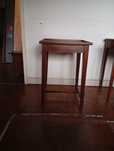 Mesa de apoio em madeira escura