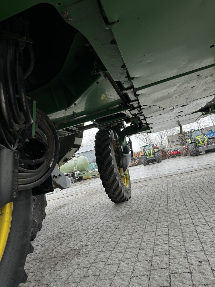 Самохідний обприскувач John Deere R4030