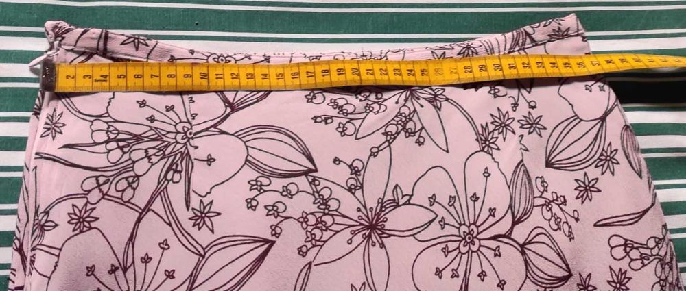 Saia midi evasé, fundo rosa velho e flores bordô - Tamanho 38