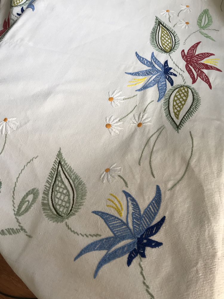 Biały obrus vintage ręcznie haftowany kwiaty liście