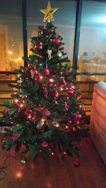 Árvore de Natal com decoração e luzes