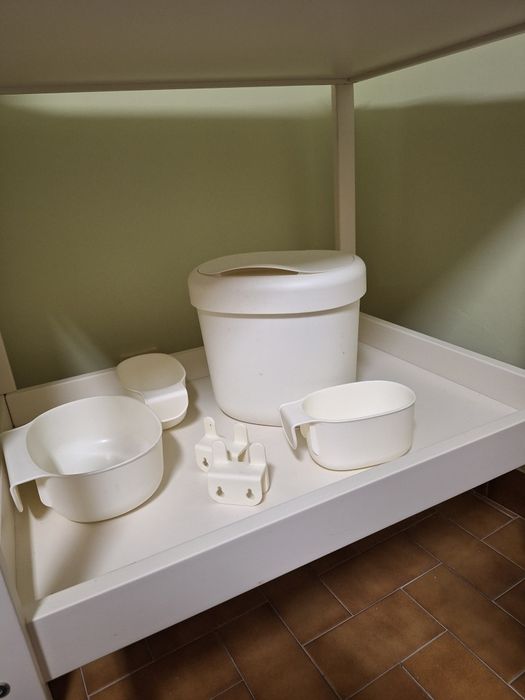 Trocador Sniglar (lacado de branco) + muda-fraldas Skotsam + cestos