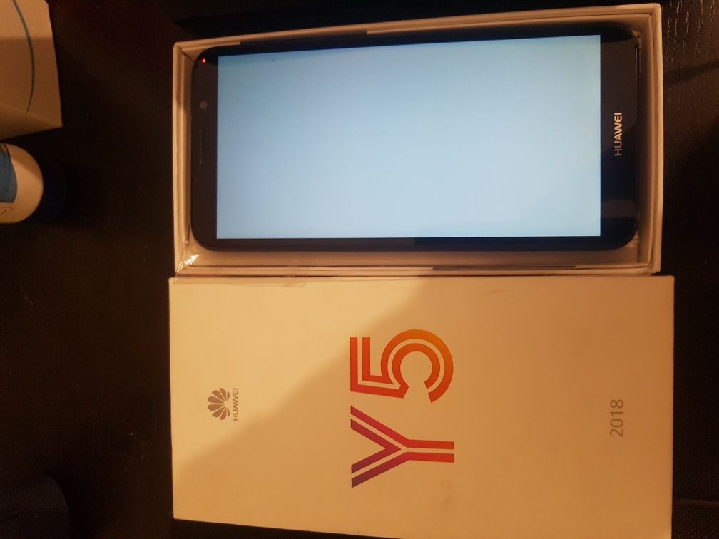 Telemóvel Y5 Huawei de 2018 e Auricular Nokia na Caixa