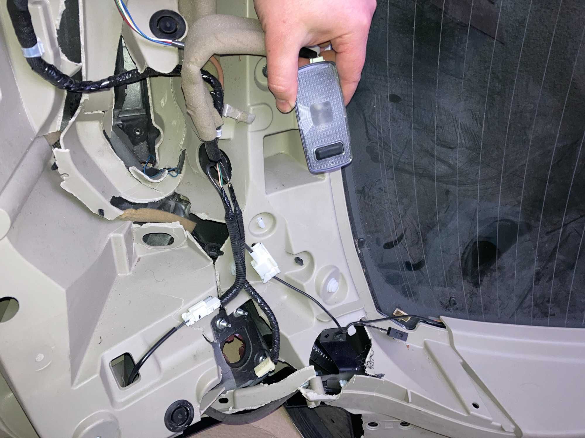 Кришка багажника Infiniti QX70, FX35, FX45, з тріщиною, механізм