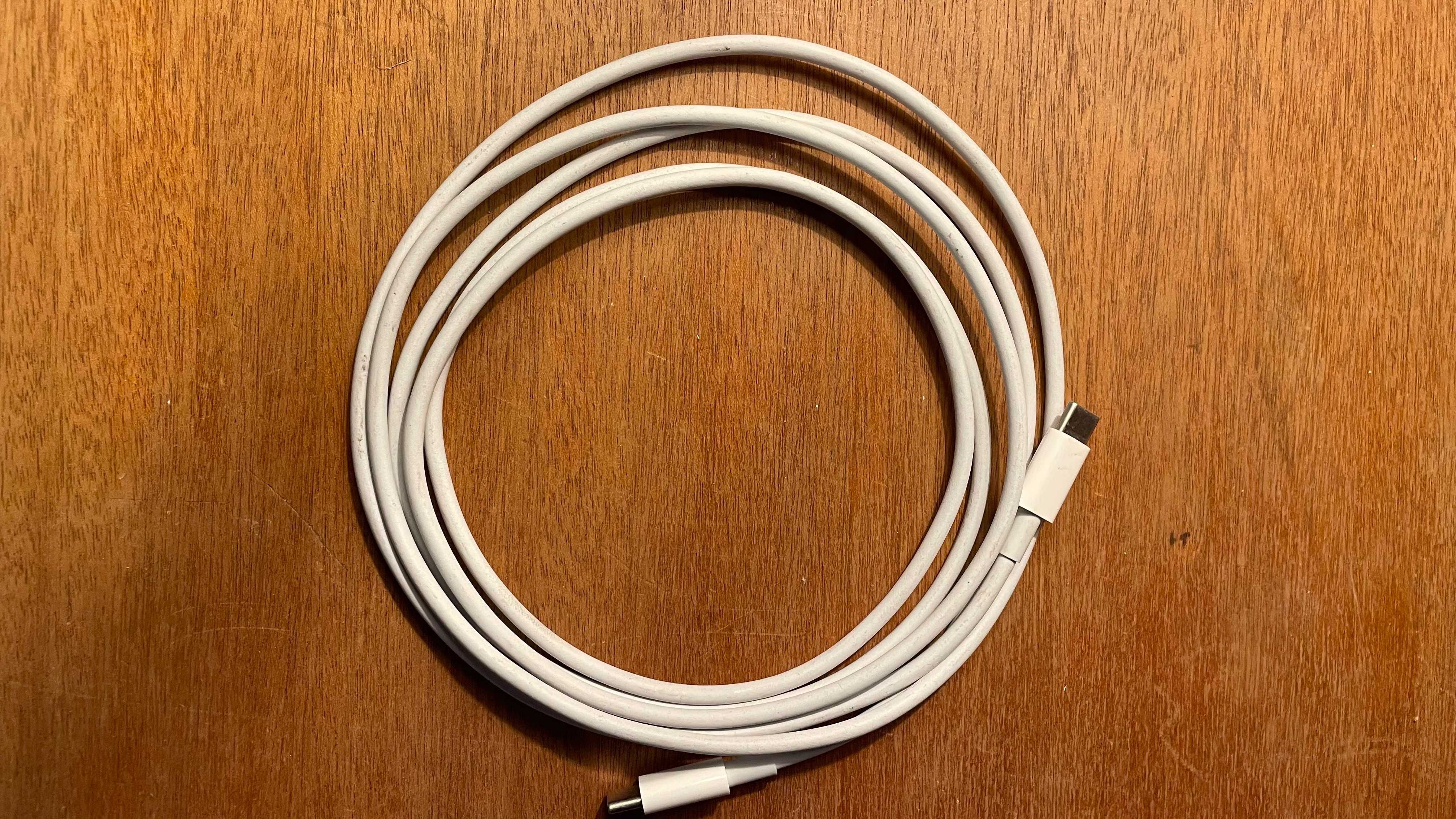 Diversos cabos e adaptadores para Apple