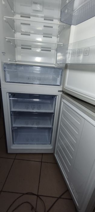 Холодильник з морозилкою Beko No frost  суха заморозка Нержавійка