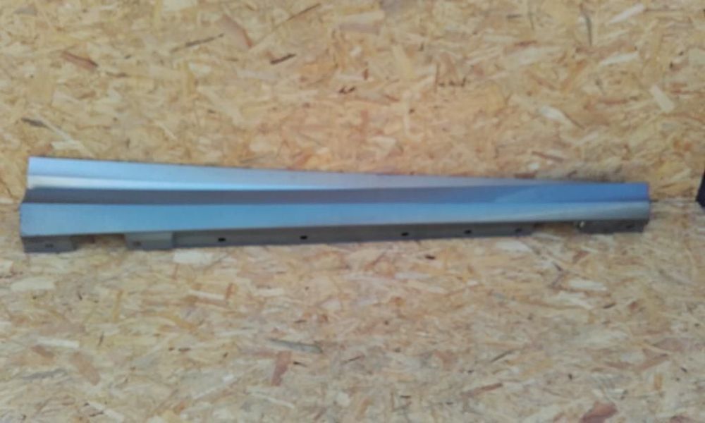 Mercedes C-klasa W204 prawa listwa progowa