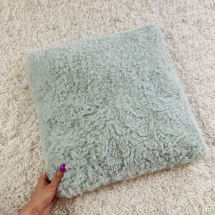 jasno niebieska poduszka włochata turkusowa miętowa pastelowa jasiek