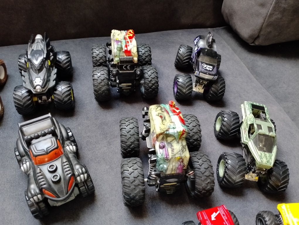 14 samochodów Monster truck