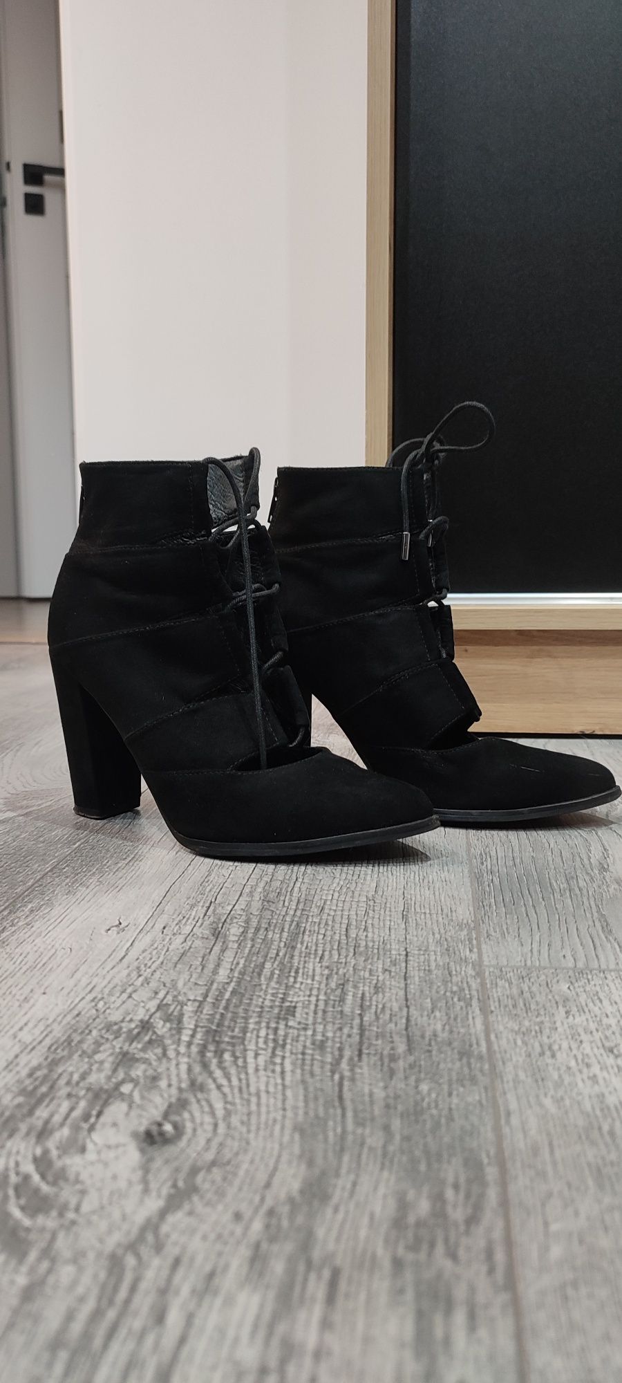 Botki z zamkiem z tyłu, buty na wysokim obcasie
