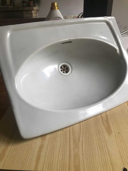 Umywalka biała porcelanowa do łazienki z PRL
