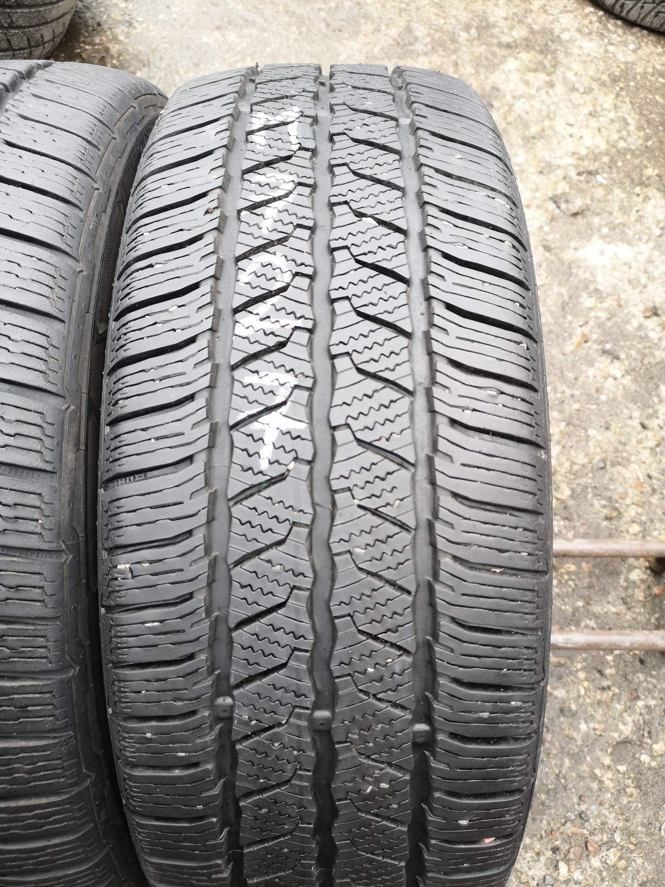Opony zimowe wzmacniane 225/55/17C Continental 2szt 7,4mm 2021r