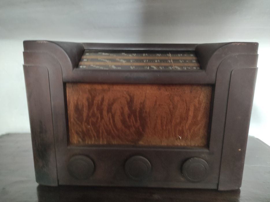 Rádio antigo a válvulas