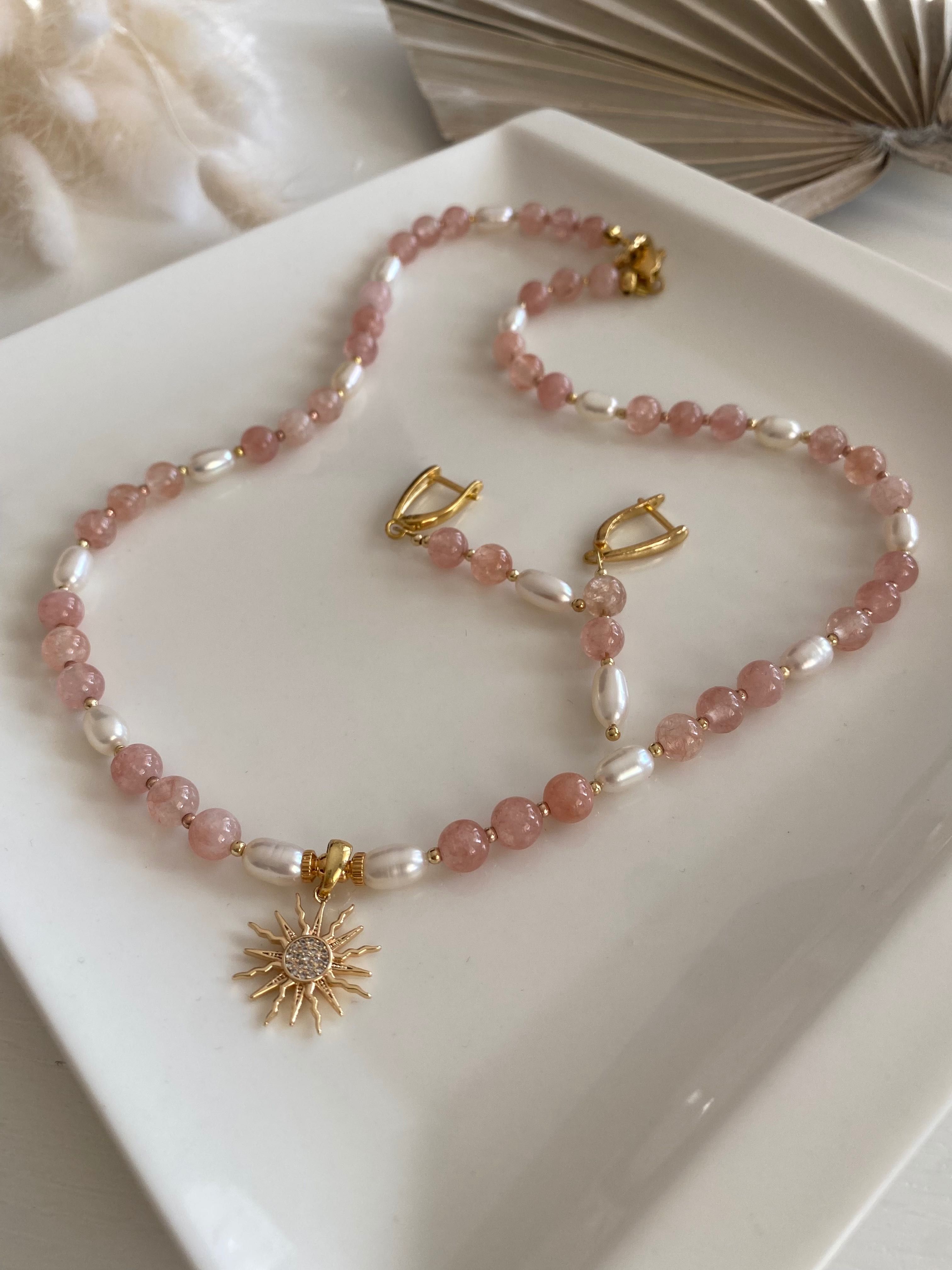 Naszyjnik i kolczyki wykonane z pereł i różowego agatu