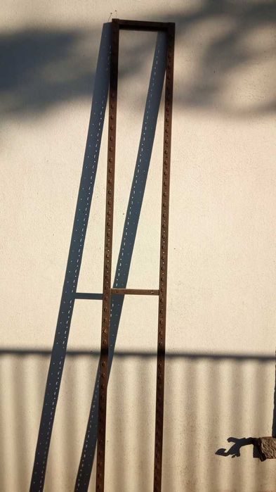 Urgente entrada obras: Estrutura em metal para estantes (10 Unidades)