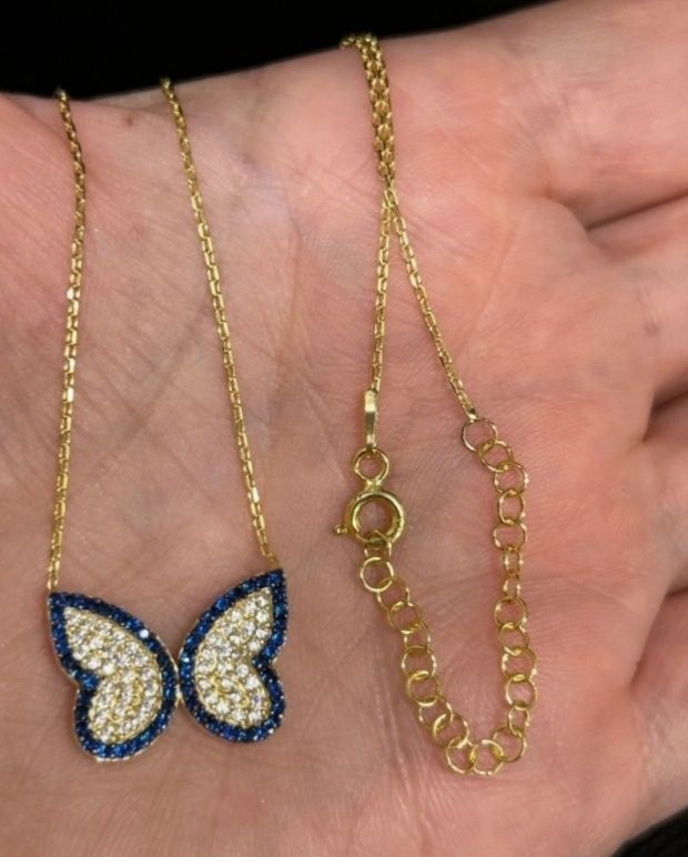 Colar de prata dourada com borboleta