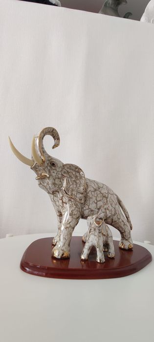 10 elefantes de porcelana