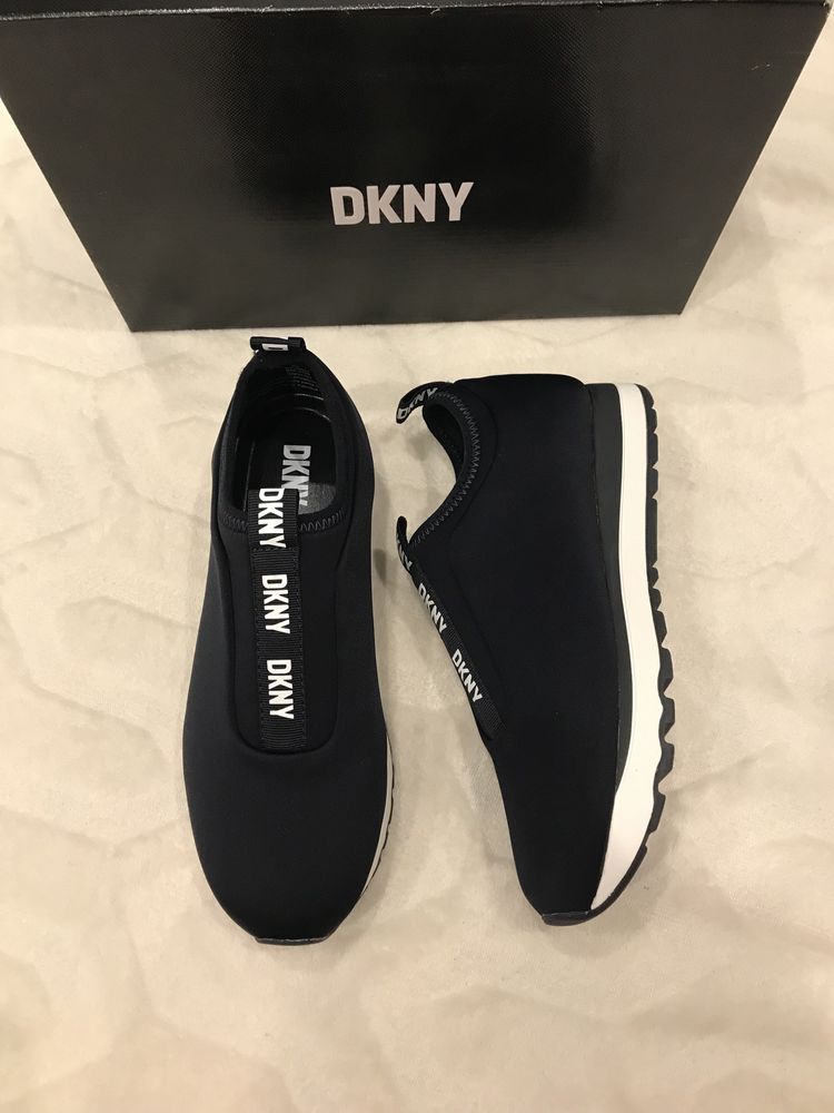 Продам женские кроссовки DKNY