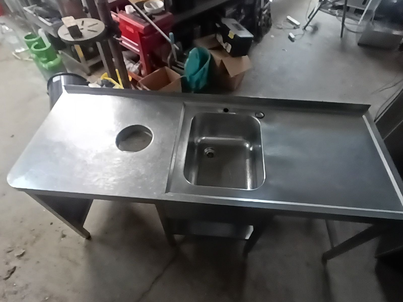 Bancada inox com pio grande e torneira
