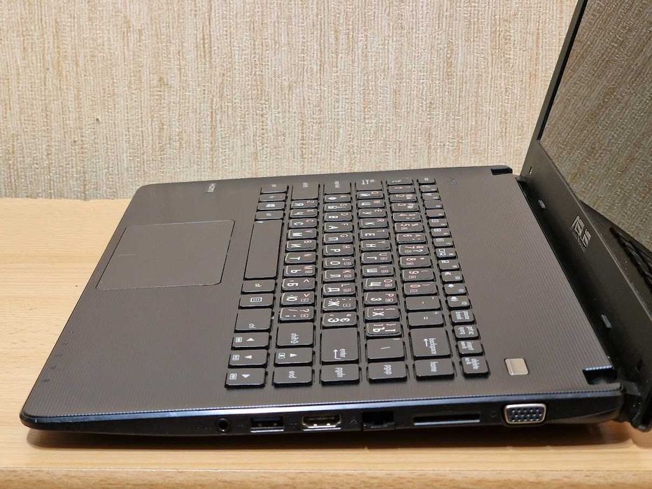 Ноутбук Asus Intel Celeron 1000M RAM 4Gb Батарея тримає 6 годин.