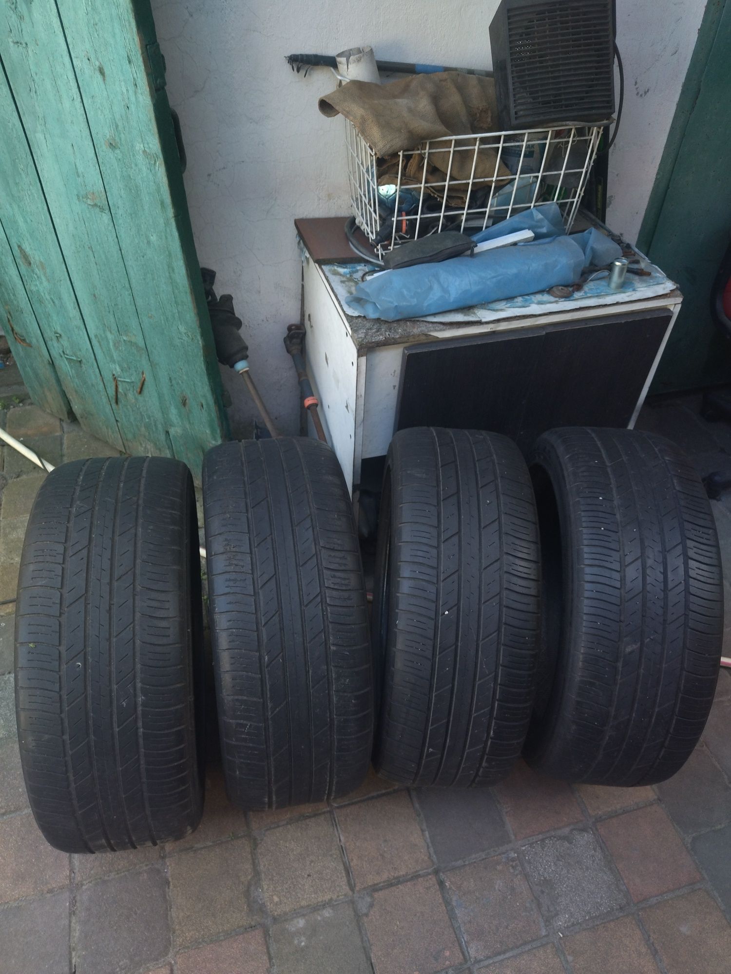 Продам шини 235/45/R18. Б/у. GOODYEAR