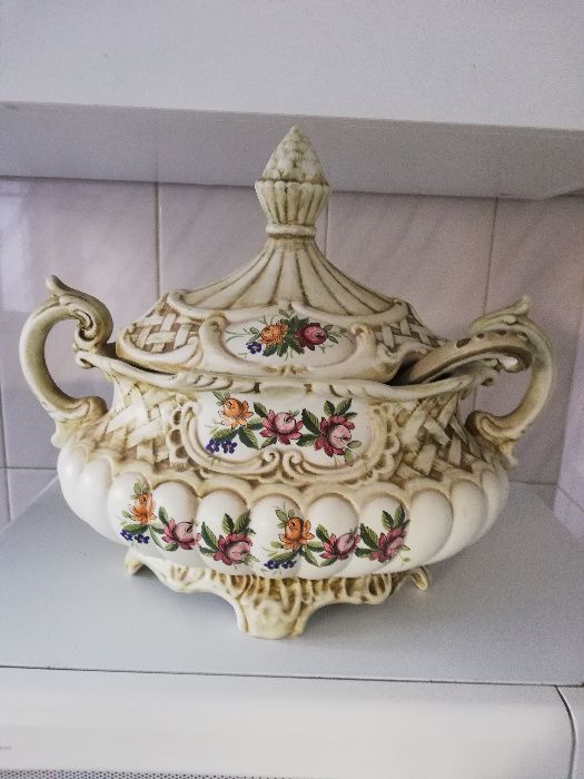 Conjunto de loiça com duas terrinas e uma travessa, pintado à mão
