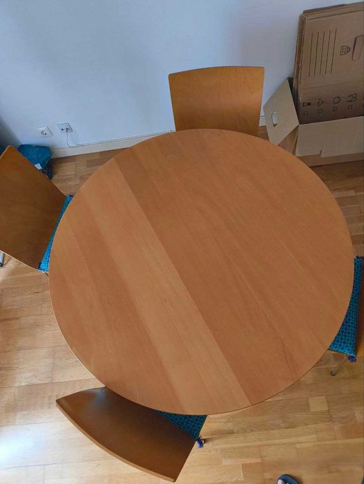 Conjunto de mesa redonda com quatro cadeiras