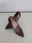 Sapatos Stlilletos de cor castanha usados