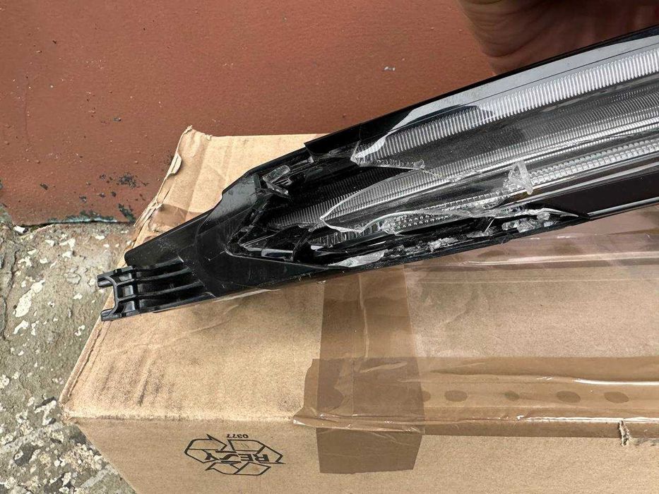 задний левый фонарь Porsche Taycan 9J1.945.207 битый