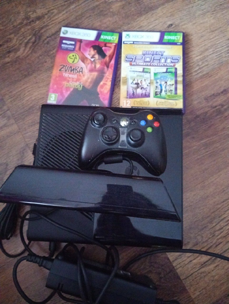 Xbox 360 z kinectem, padem i dyskiem 250 gb+ 3 gry(jedna na dysku)
