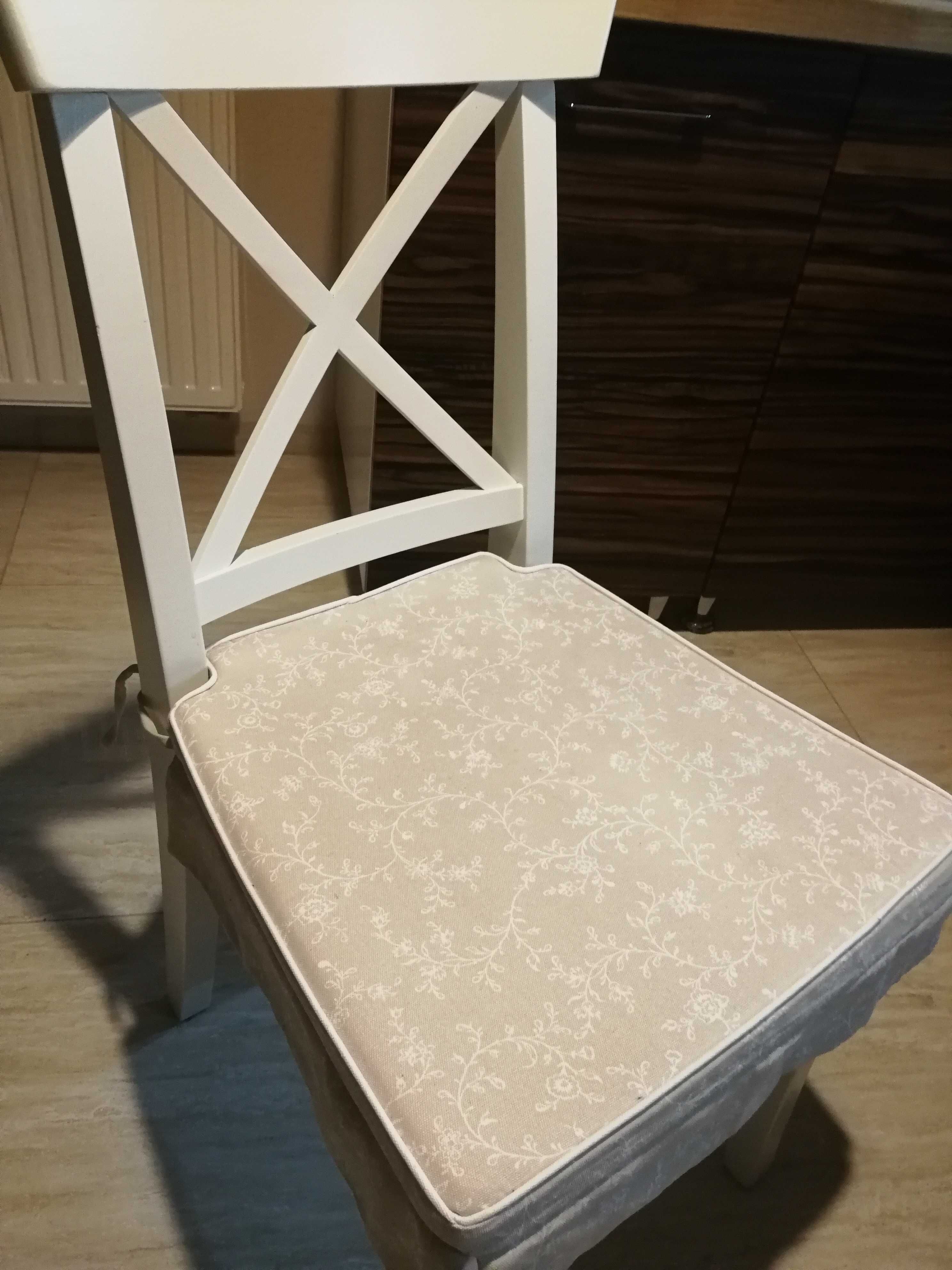 Krzesło ikea białe z poduszką i stolik