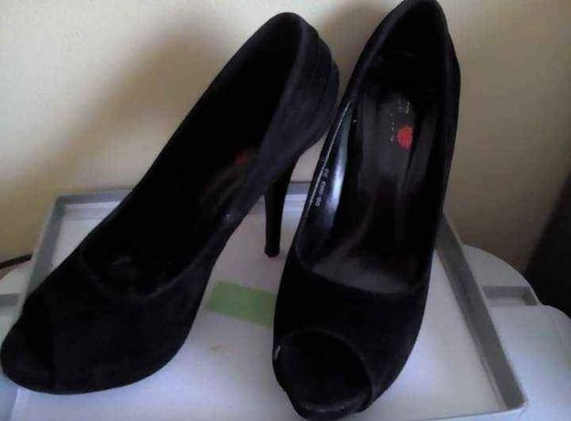 Sapatos pretos  38
