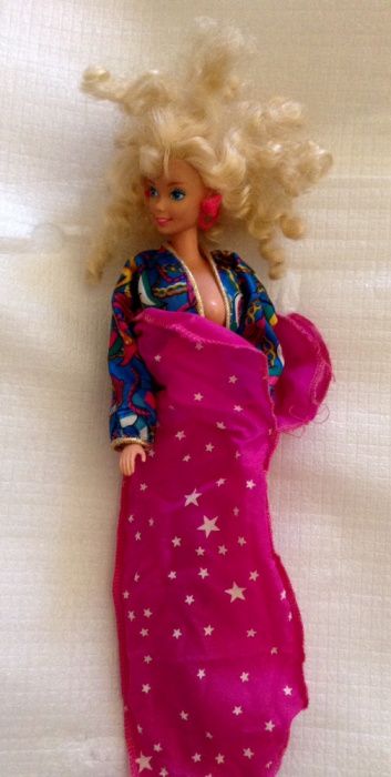 Bebé e acessórios Barbie (saco cama, sapatos, escova, malas, chapéu)