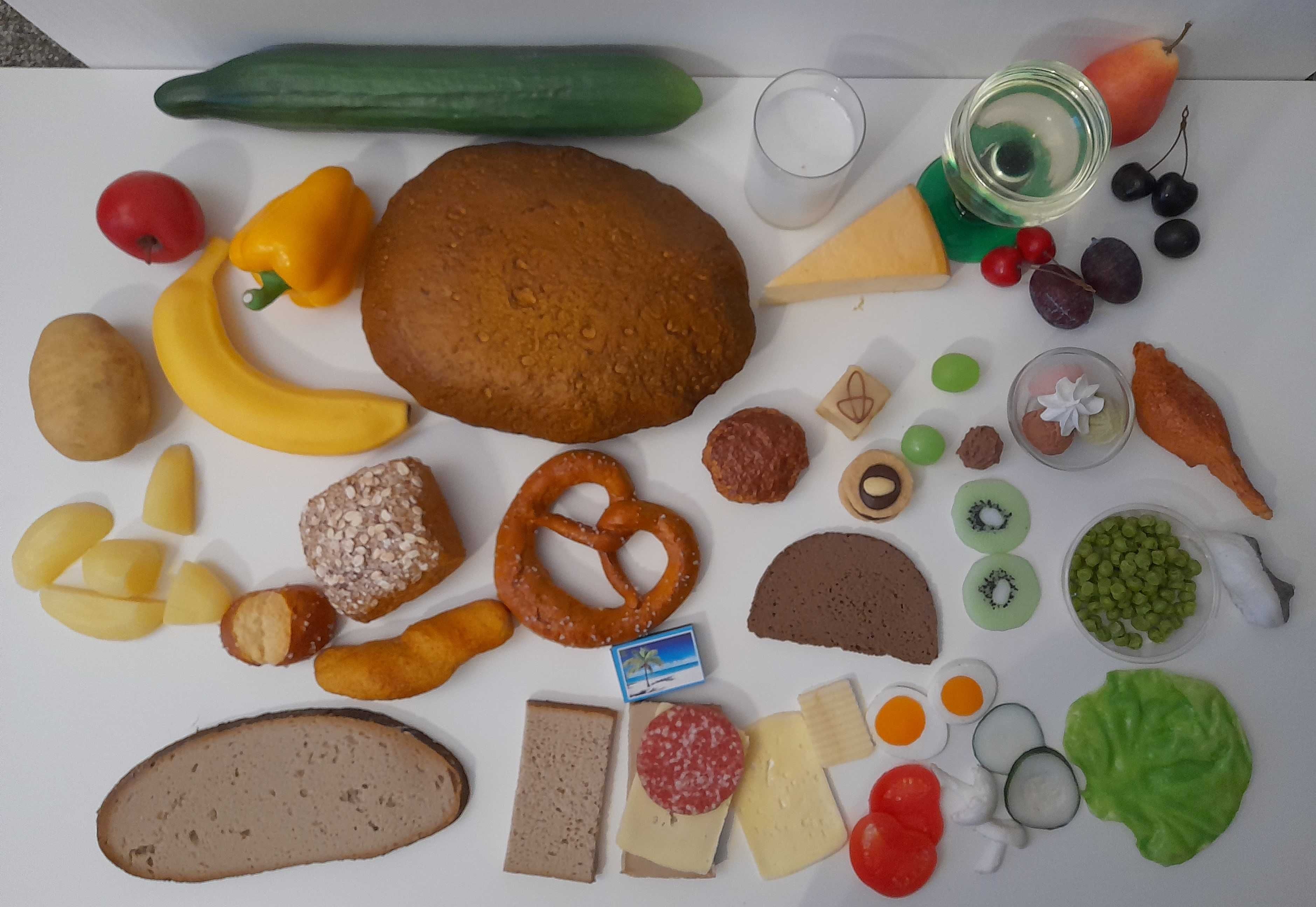 Realistyczne fałszywe jedzenie skal 1:1 piramida żywnościowa  dietetyk