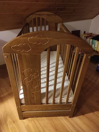 Drewniane łóżeczko z materacem dziecięce
