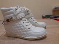 Sneakersy na koturnie złote sprzączki