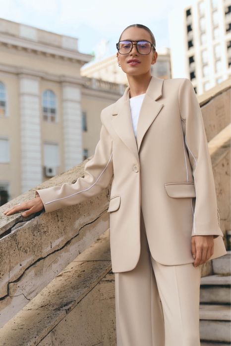 Жіночий брючний костюм