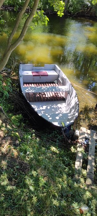 Łódz wędkarska z silnikiem elektrycznym do wynajęcia