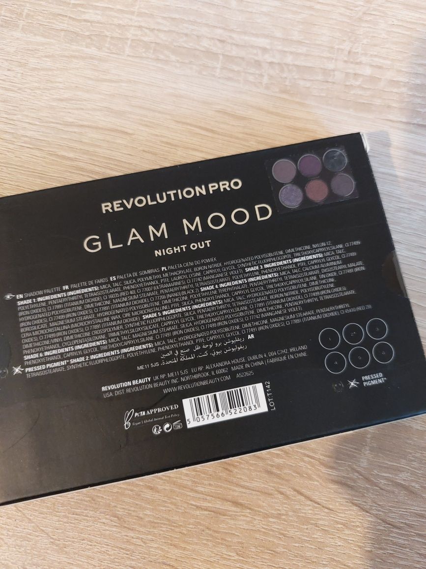 Nowa paletka Revolution Pro Glam Mood Night Out 

#revolutionpro #revo