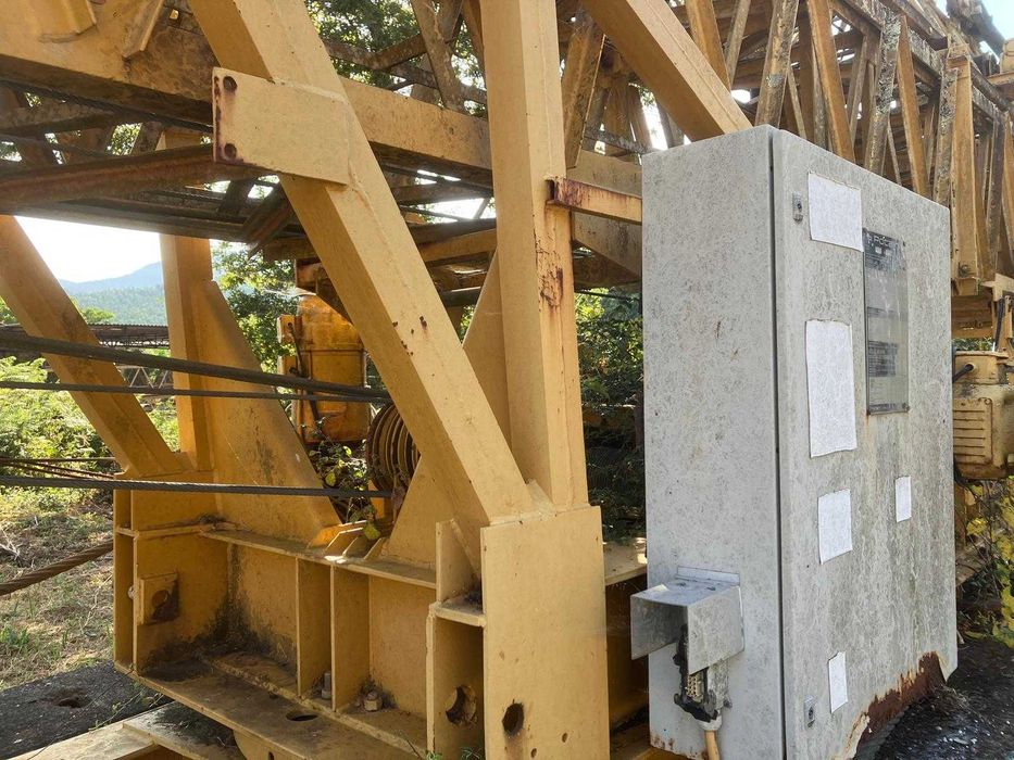 •	Grua Automontante Potain 215B
